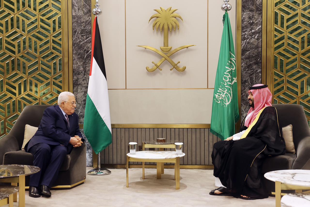 الرئيس لدى اجتماعه مع ولي العهد السعودي في جدة